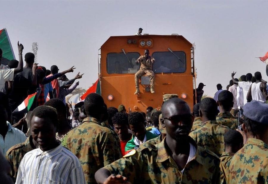 المجلس الانتقالي في السودان يتعهد بعدم فض الاعتصامات بالقوة