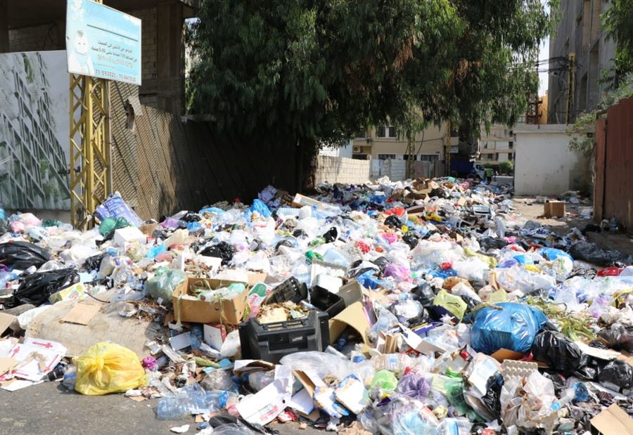 بالصور: النفايات تقطعُ طريقًا في عين الرمانة