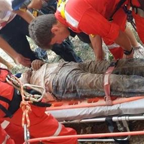 بالصورة: انقاذ شخص سقط في حفرة بعمق 3 أمتار 
