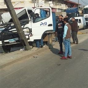 بالصورة: اصطدام شاحنة تابعة لمياه الريم بعامود كهرباء في جلالا