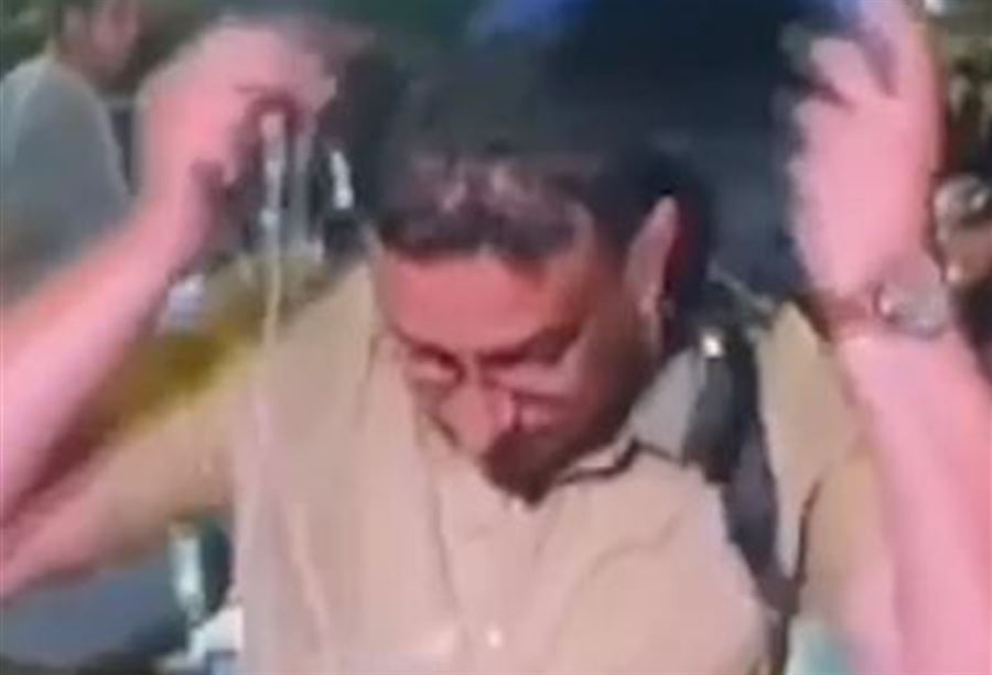 خلع درعه وخوذته على الهواء... صحافي فلسطيني ينهار ويفقد السيطرة!