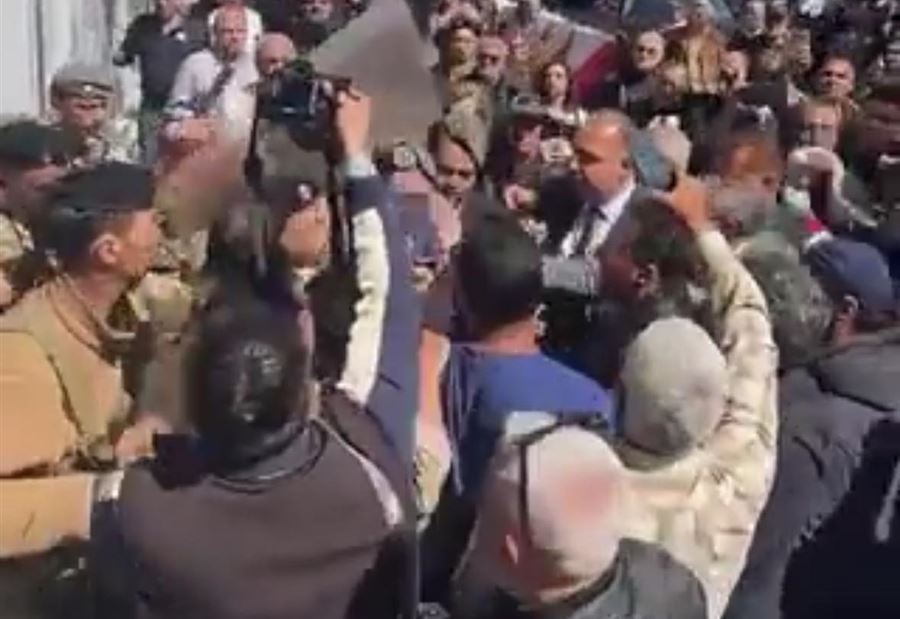 عنصر أمني يعتدي على نائب... والأخير: يا عيب الشوم عليك! (فيديو) 