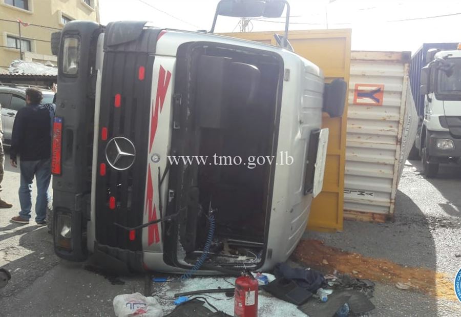 جريح بإنقلاب شاحنة على طريق كفرشيما 