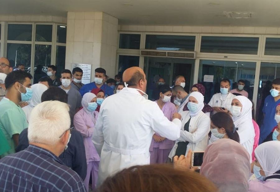 بالصور: موظفو "مستشفى الحريري" يهددون بالإقفال التام  بالصور: موظفو "مستشفى الحريري" يهددون بالإقفال التام