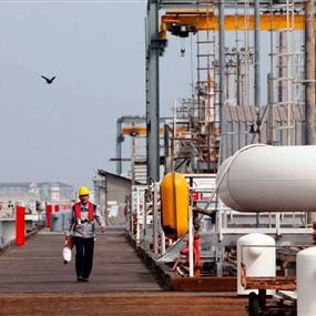 إيران تبدأ بالهروب من عقوبات واشنطن بالتحايل في النفط