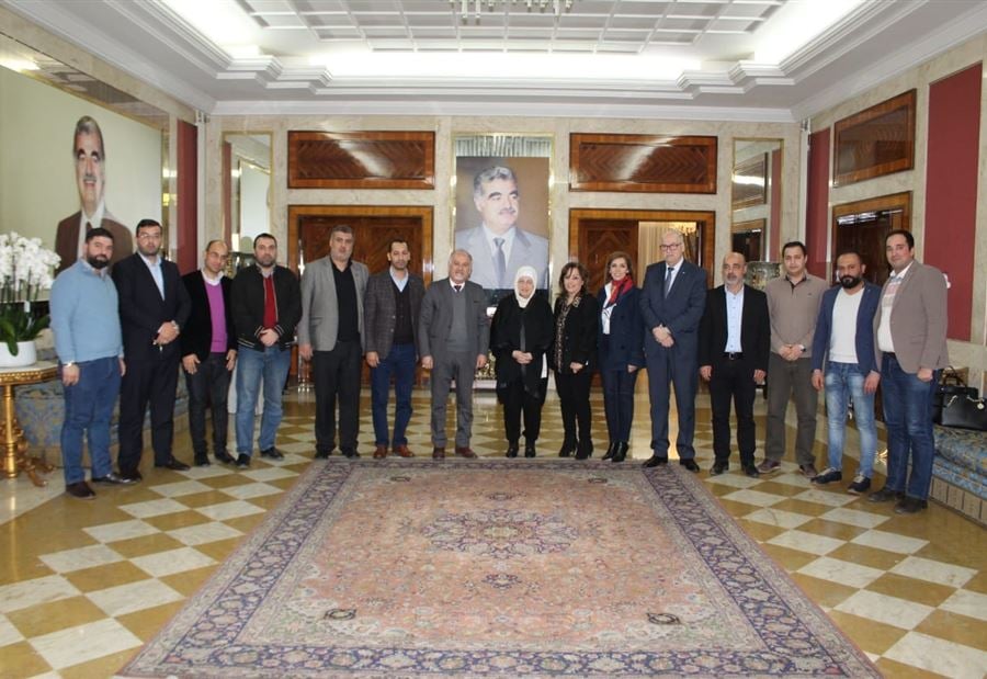 الحريري عرضت والأساتذة المتمرنين الدرجات الست