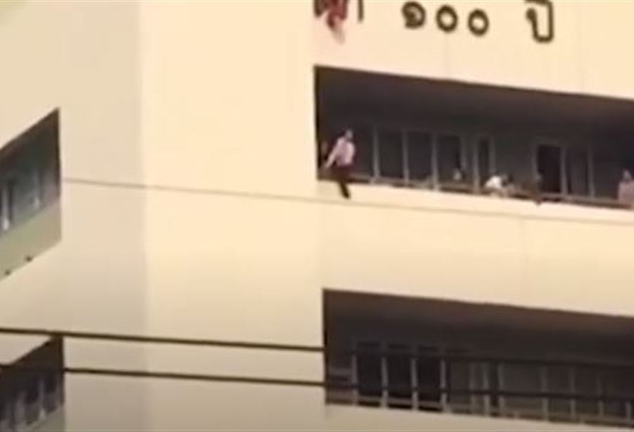 بالفيديو: ثوب طفلة ينقذها من الموت بالفيديو: ثوب طفلة ينقذها من الموت
