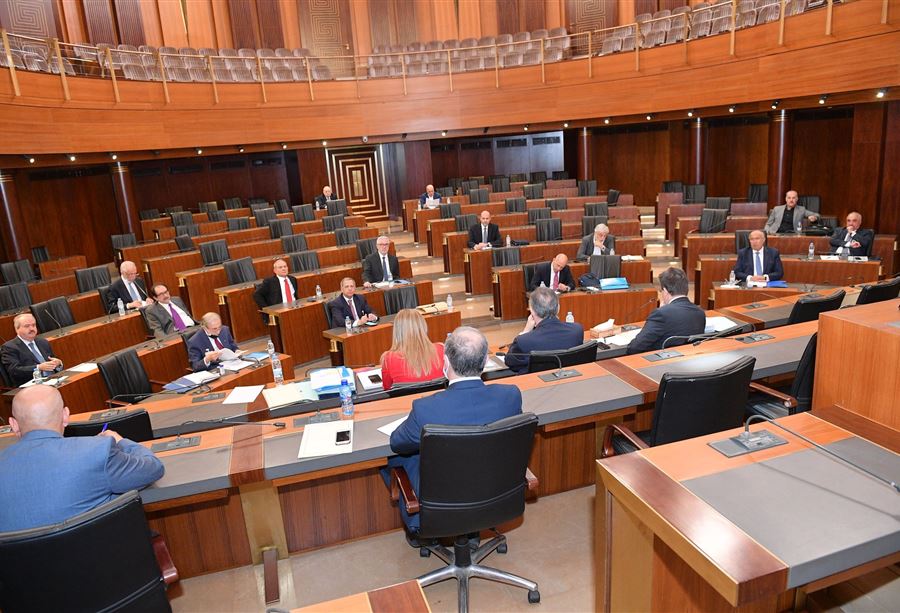 الحكومة تستعين بـ "خبراء" لجنة المال