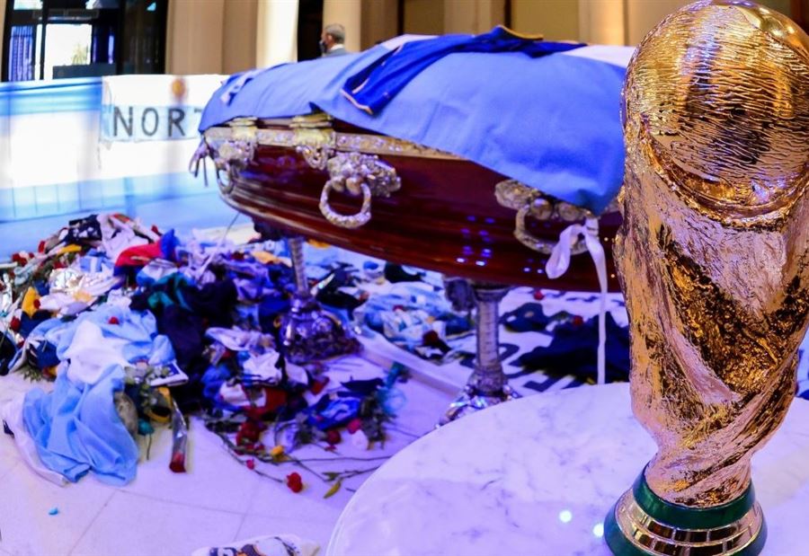 مطالبات بنقل جثمان الأسطورة دييغو مارادونا إلى مكانٍ جديد!
