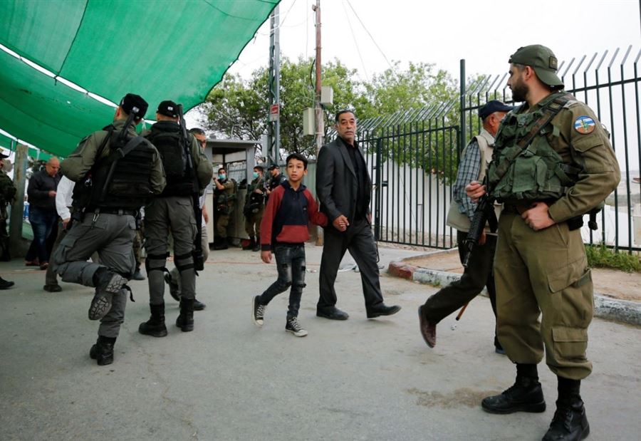 اشتباكات في باحة الأقصى بين فلسطينيين والجيش الإسرائيلي (فيديو)