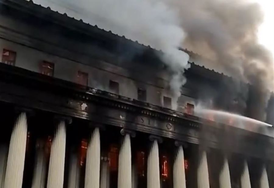 بالفيديو: حريقٌ يُدمّر أحد أكبر المباني في مانيلا