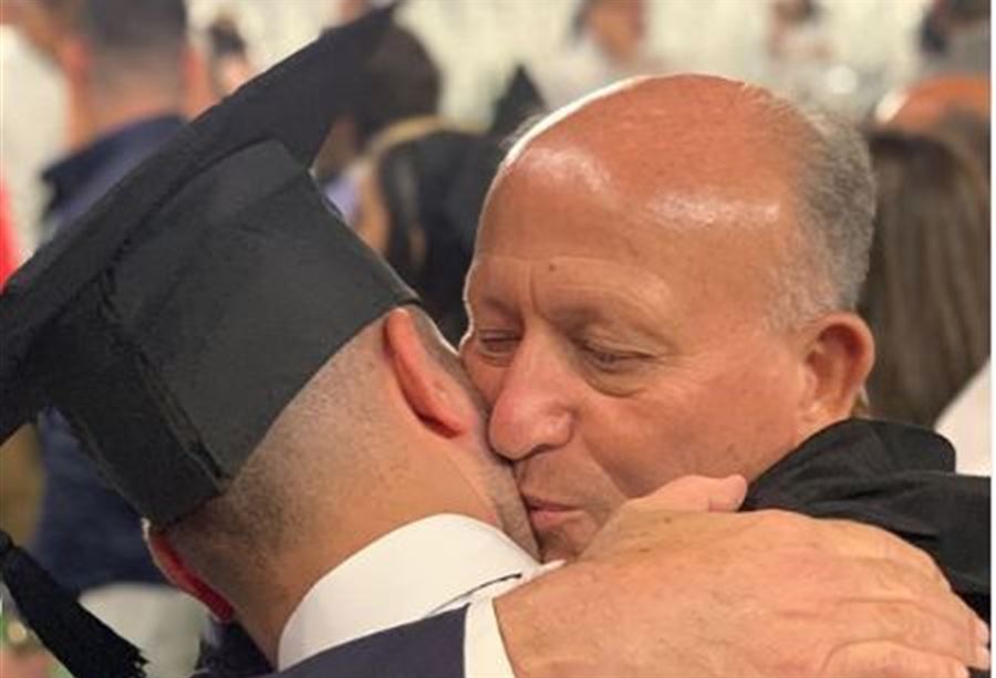 بالصور: ريفي يحتفي بتخرج  نجله من الجامعة