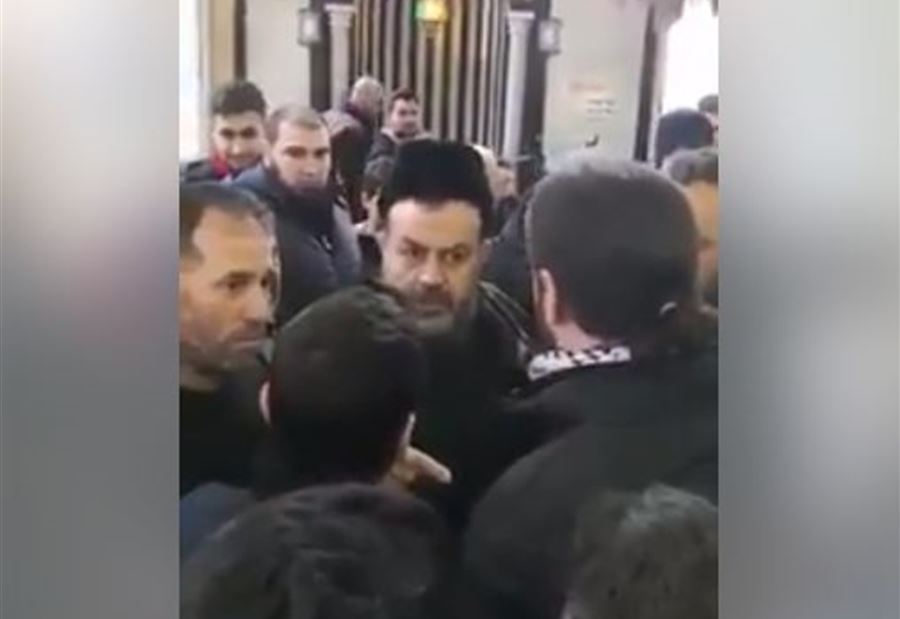 بالفيديو: توترٌ داخل مسجدٍ في طرابلس... والإمام: هذه 