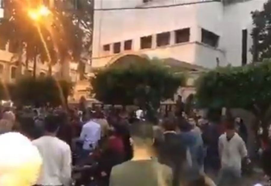 بالفيديو: وقفة أمام دار الفتوى رفضًا لتكليف دياب 