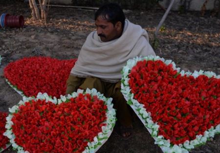 رئيس باكستان يحث على تجاهل عيد الحب، والسبب؟!