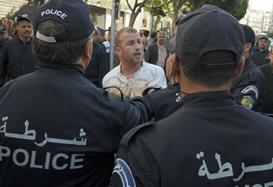 الإعدام لمؤذن بالجزائر ذبح زوجته الحامل!