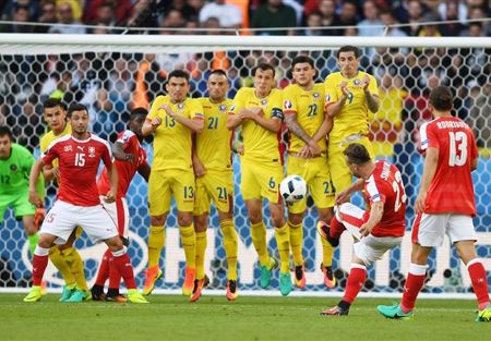 سويسرا تنتزع التعادل من رومانيا وتقترب من التأهل