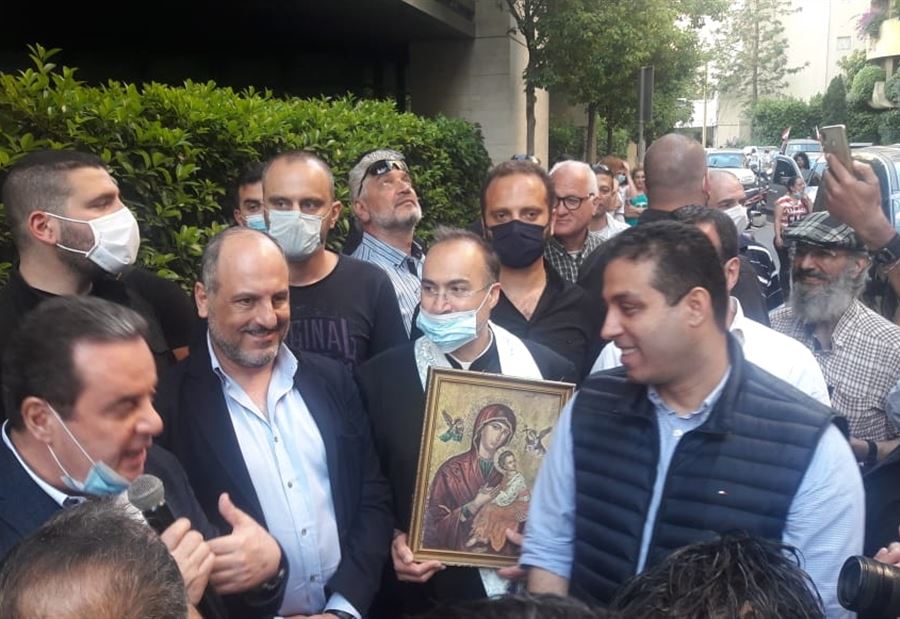 نائب يُعلِّق على "حادثٍ بشع" أمام منزلهِ!