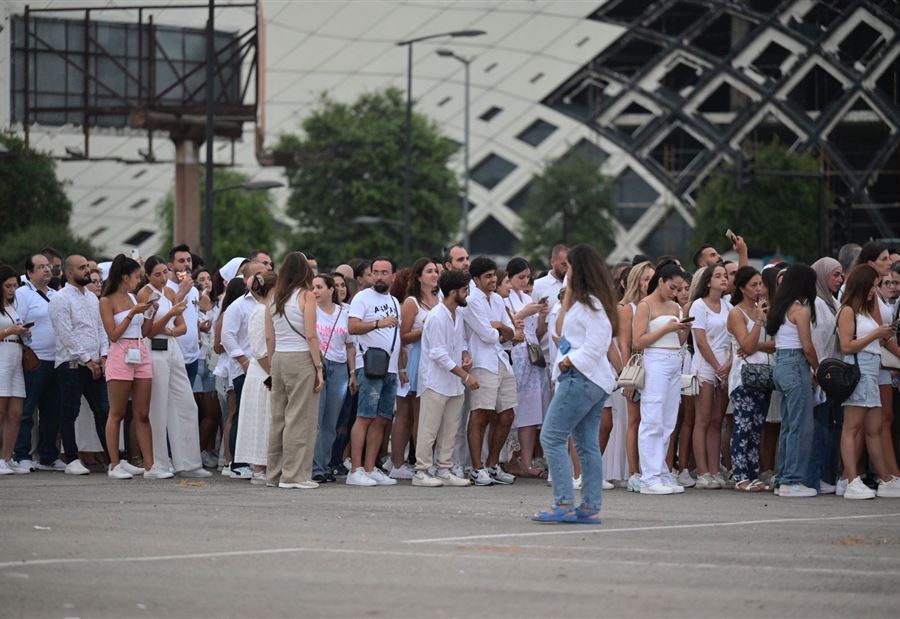 "حدّث ولا حرج"... مشهد "مقزّز" بعد حفلة عمرو دياب! (فيديو)