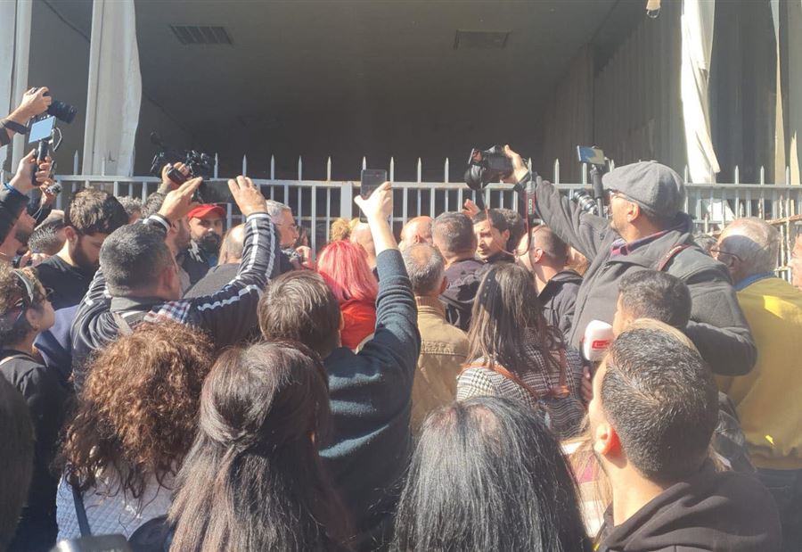 "إعتداءٌ وتضارب"... نائب يصف حراس وزير العدل بـ"الكلاب"!