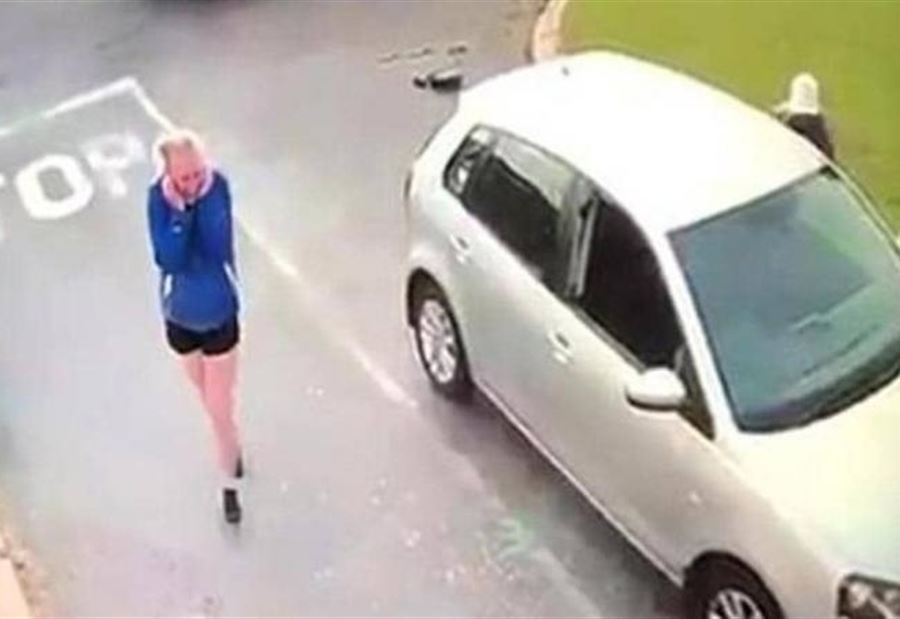 بالفيديو: سرقة مرعبة في وضح النهار.. اللصان "جرّا" الضحية من شعرها