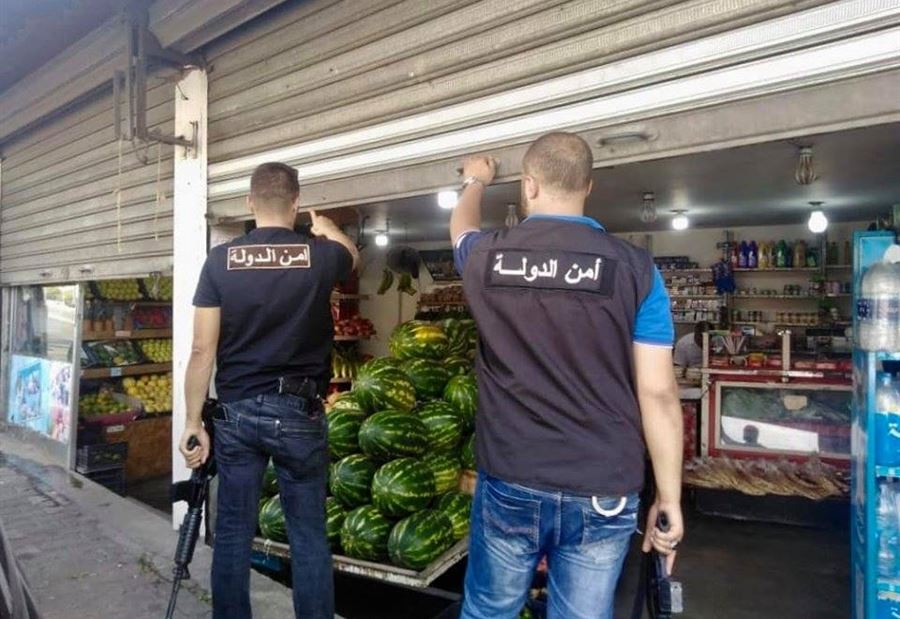 بالصور: اقفال 3 متاجر غير شرعية بالشمع الأحمر في عاريا 