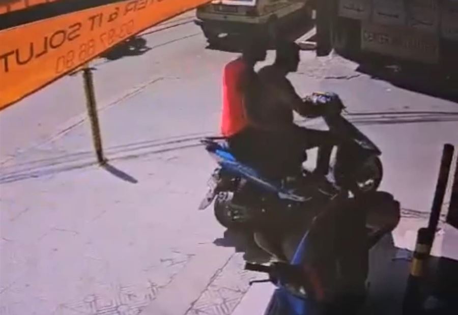 هاجمها بعد دخولها المصعد... سرقة بوضح النهار في "نيو حنكش"! (فيديو)