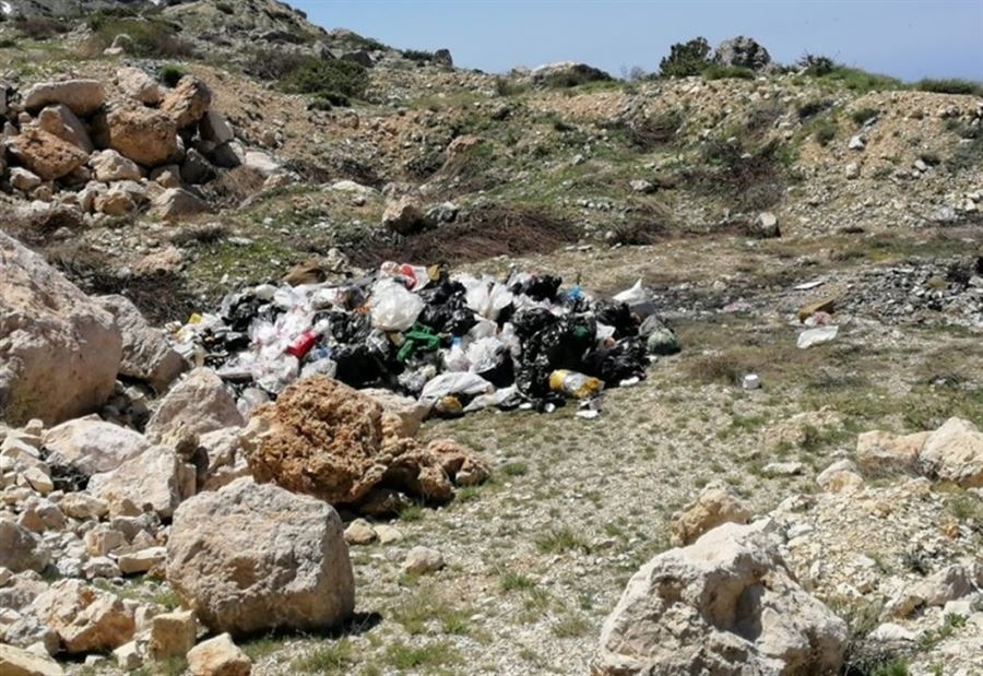 بالصورة: مجهولون رموا نفايات في أعالي الضنية