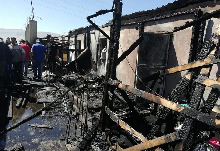 بالصور: وفاة رضيع اثر حريق بمخيم للنازحين السوريين في الفرزل