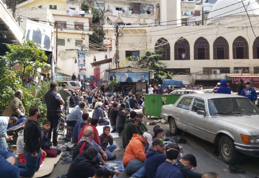 بالفيديو: خرقٌ فاضحٌ للحظر... لبنانيّون يحتشدون لتأدية الصلاة