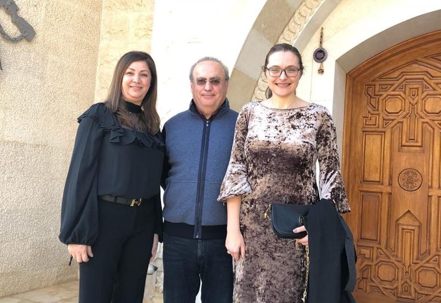 وهاب ينشر صورة له مع زوجته وسفيرة الدنمارك