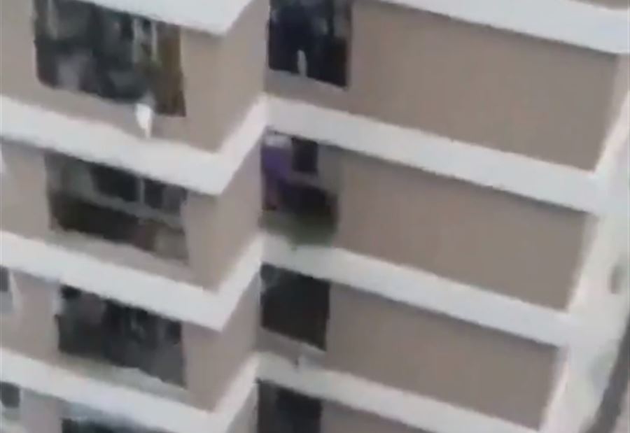 حادثةٌ "مُذهلة" في فيتنام... عامل توصيل يُنقذ إبنة العامين