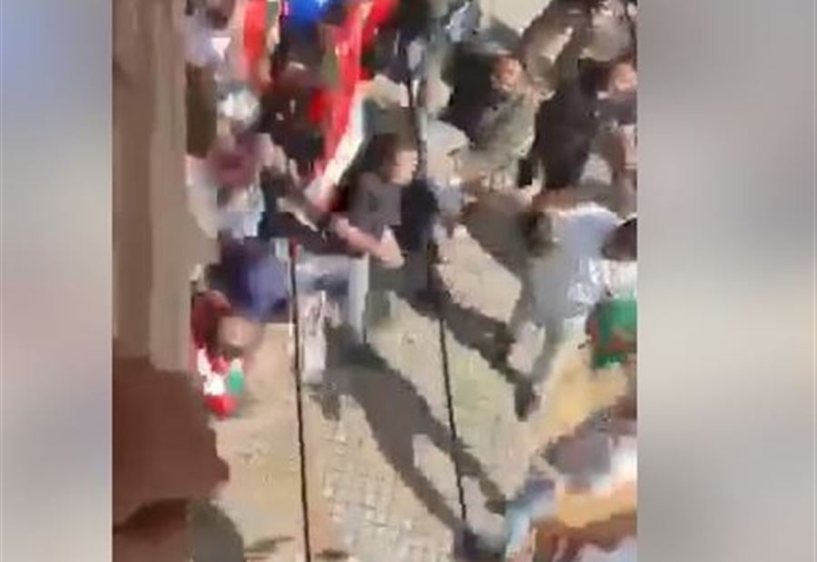بالفيديو: عنصر من "أمل" يعتدي على المتظاهرين في صور  بالفيديو: عنصر من "أمل" يعتدي على المتظاهرين في صور