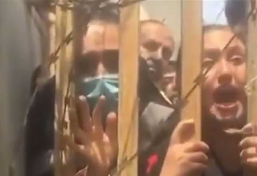 فيديو "مؤلم".. شابة أفغانية تستجدي جندياً أميركياً لإنقاذها