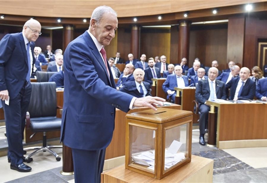 جلسة انتخابية منتصف تشرين