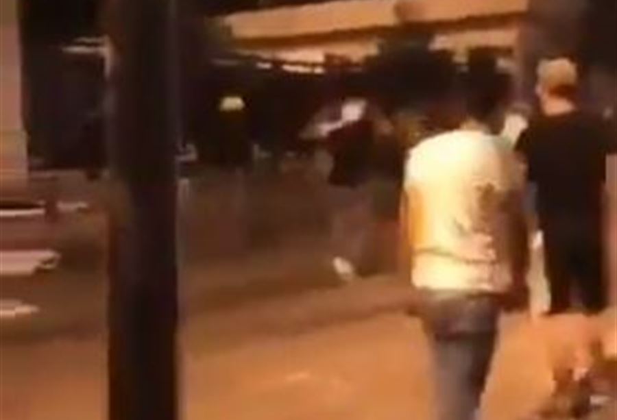 بالفيديو: محتجون يقتحمون محيط المجلس النيابي 