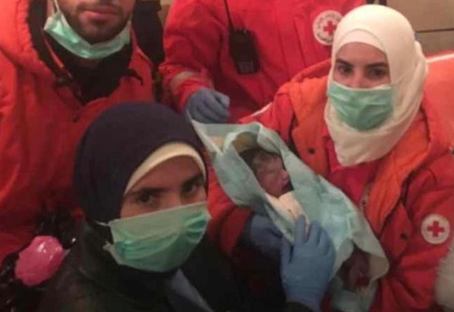 بالصورة: بعدما احتجزتها "نورما"... إمرأة تلد داخل سيارة الإسعاف