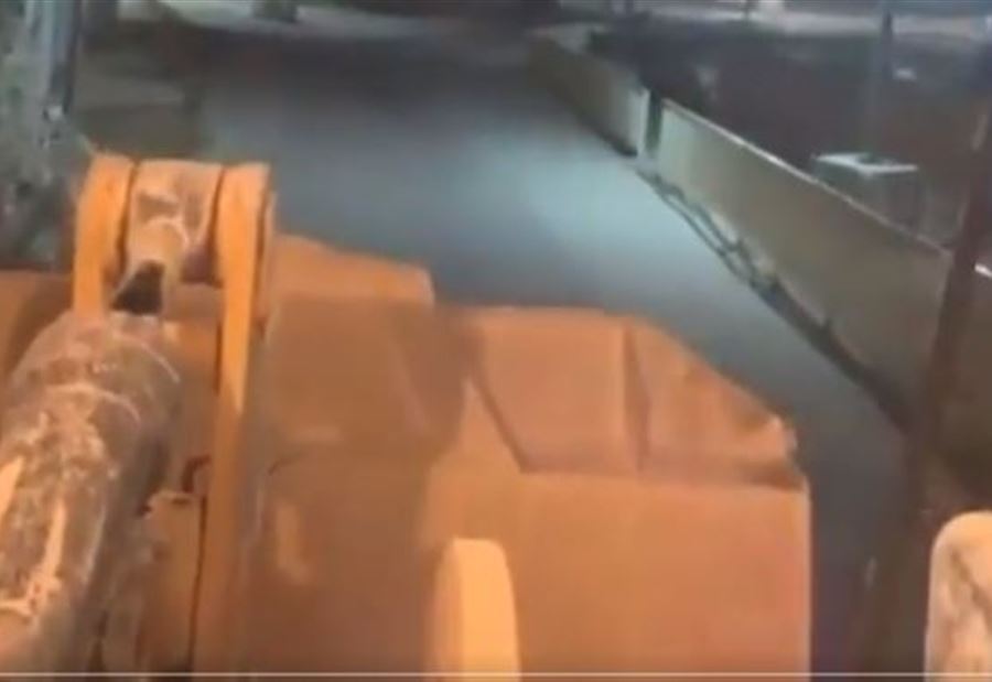 بِـ "البث المباشر" اخترق حاجزًا عسكريًا وحاول دهس جنود (فيديو)