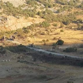 القوات الاسرائيلية تمشط محيط "رويسات العلم" بالأسلحة الرشاشة