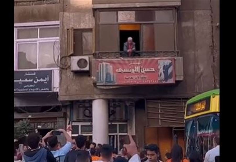 بالفيديو: مصريّ ينثر الأموال من شرفة مكتبه... وحشد يُنادي باسمه!