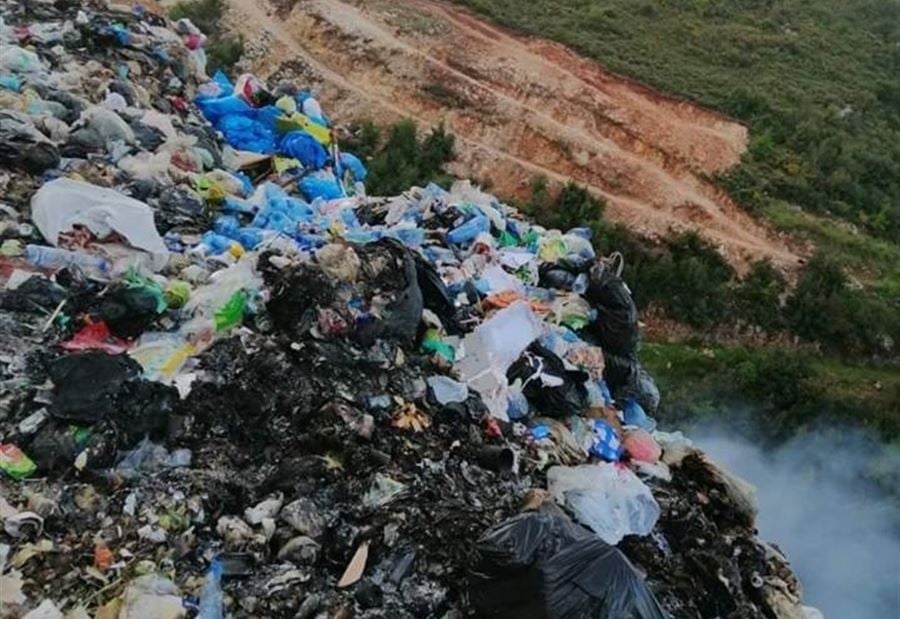 بالصورة: بعد إقفال المكب... إحراق أكوام نفايات في الضنية