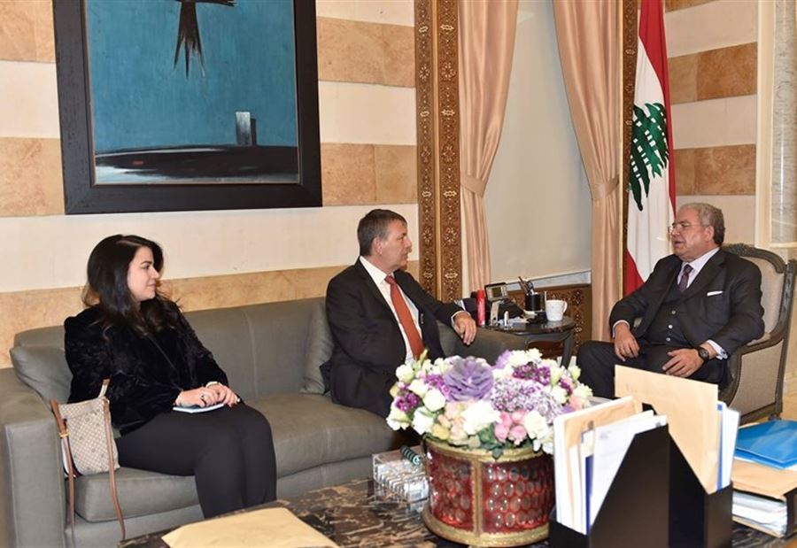 المشنوق ولازاريني بحثا الاحتجاجات ضد النازحين