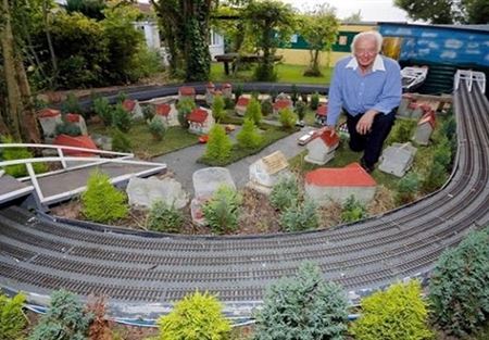 سكة قطار كاملة في حديقة منزل