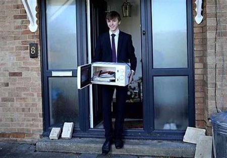 بعد منع الحقائب المدرسية... الكتب في "المايكروويف" بعد منع الحقائب المدرسية... الكتب في "المايكروويف"