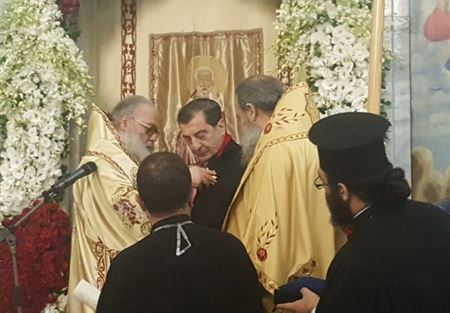 بالصورة: يوحنا العاشر يقلد الفرزلي وساما