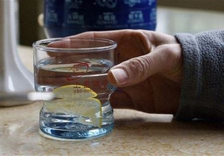 تناول الماء الساخن.. عادة صينية للحفاظ على الصحة