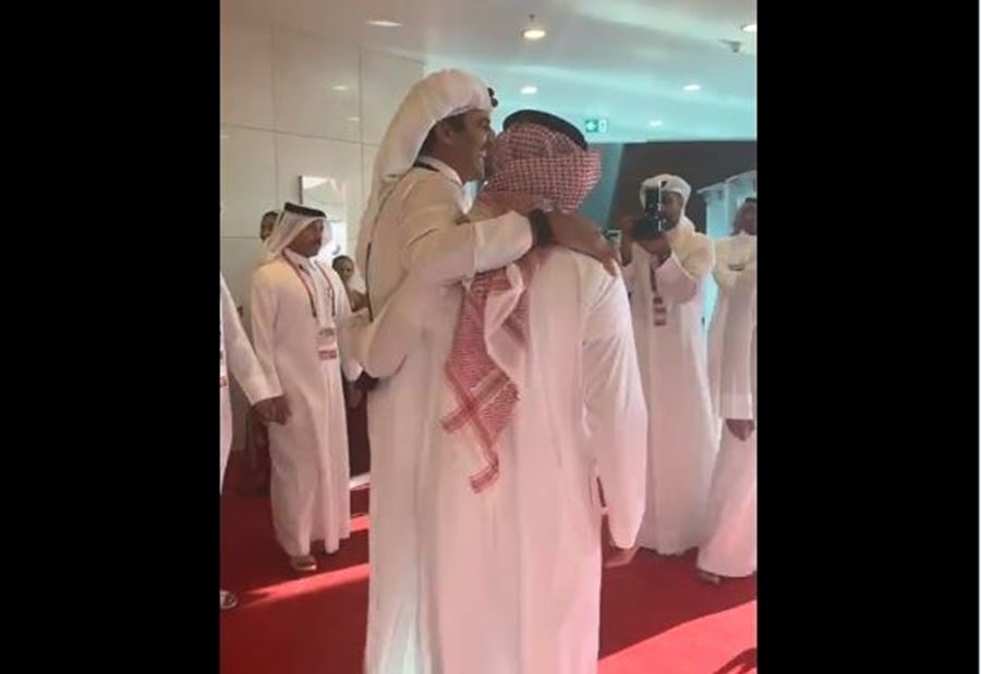 أمير قطر لوزير الرياضة السعودي: "كيف النومة أمس"؟ (فيديو)