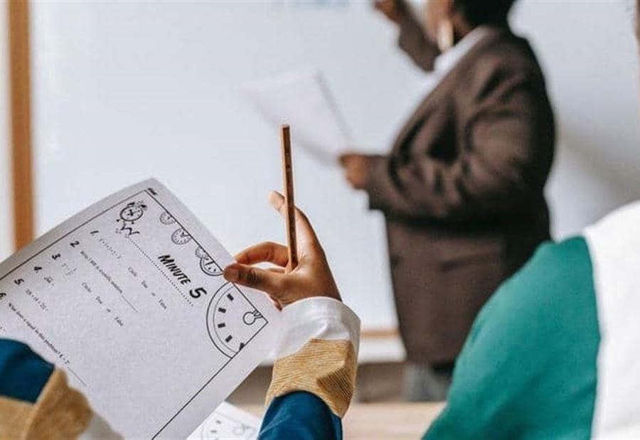 لمخالفتها إجراءات الوقاية... معلمة تتسبب بـ"كارثة" في مدرسة