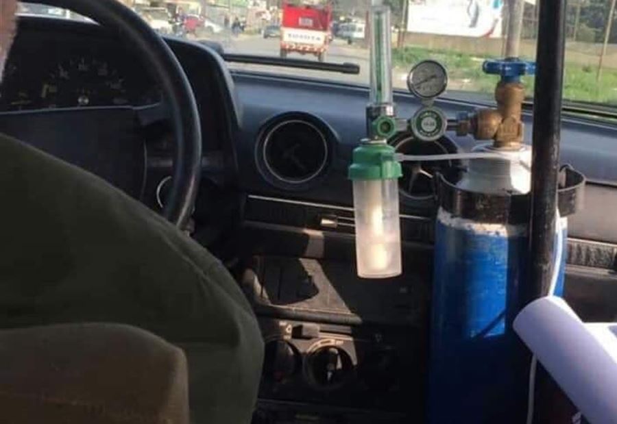 بالصورة: سائق أجرة يعمل و"أجهزته" على الخط