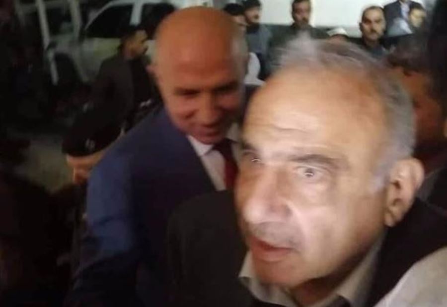 استياء عارم... محافظ الموصل "مبتسما" بمشرحة ضحايا العبارة